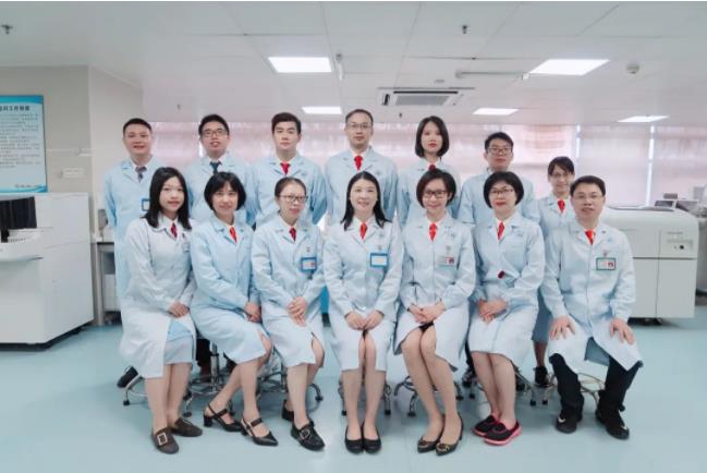 佛山市第三人民醫(yī)院檢驗(yàn)科薛雄燕主任智能建設(shè)創(chuàng)新團(tuán)隊(duì)合影.jpg